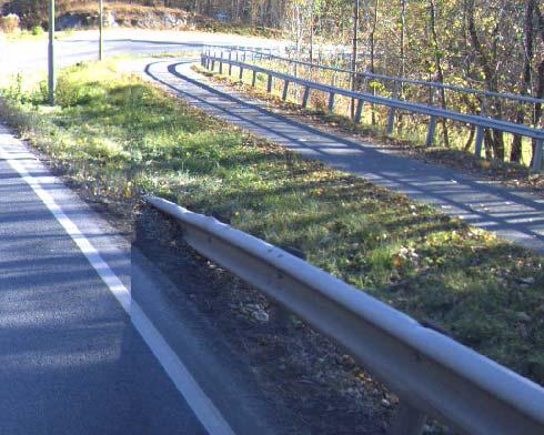 I enden på rekkverket i øst bør det settes opp en ABC-terminal som rekkverksende i og med at fartsnivået er over 60 km/t.