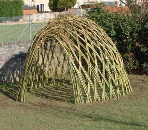 Prosjekt: Jægermyren lek og ballplass Side A-9 c) Utførelse: Utforming : Lignede bildet nedenfor. Bygging av pilehytte: Grav en 30cm dyp grøft langs hele lengden hvor pilen skal plantes.