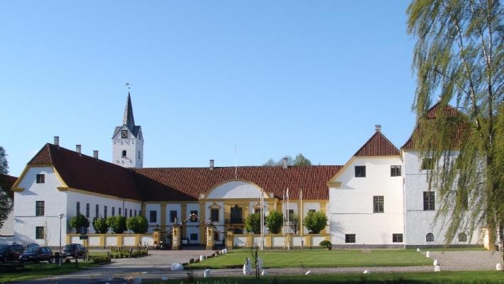 Dronninglund Slott og slottsparken er verdt et