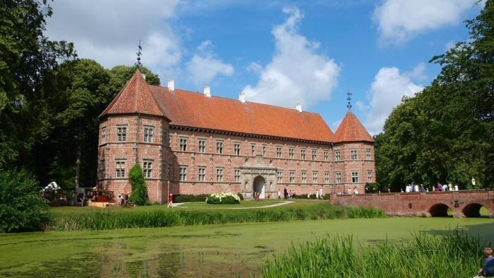 Nyt en deilig dag ved stranden. Voergaard Slott (12.8 km) Se et av Danmarks best bevarte renesanseslott, Voergaard Slott, et vakker slott fra 1500-tallet med kostbare kunstskatter og en vakker park.