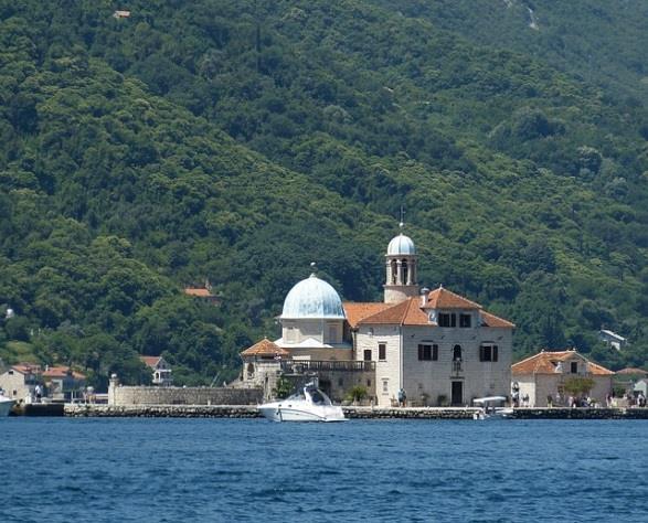 Med reiseleder fra Intro Tour AS. 11 overnattinger med 11 frokoster, 5 lunsjer og 11 middager. Vi bor i Igalo / Herceg Novi på hotellet Palm on Bay, et fire stjerners nytt hotell.