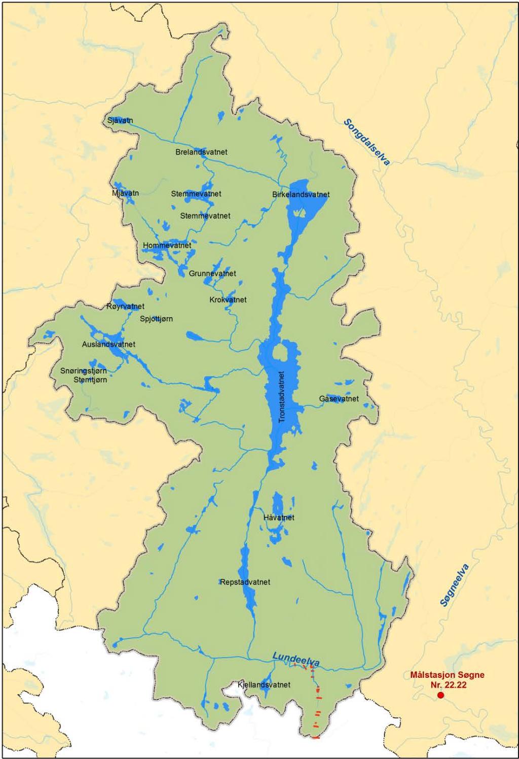 Figur 2-1 Nedbørsfeltet for Lundeelva, med noen av de største innsjøene og sideelvene. Tverrprofilene i Lundeelva er vist med røde linjer, samt at plassering av målestasjonen 22.