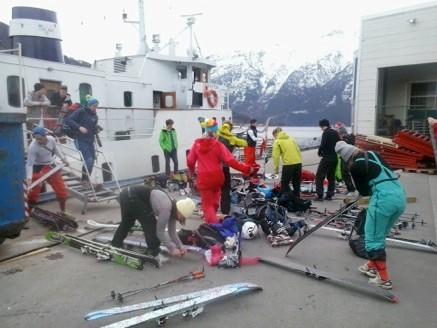 En tur med oss er også en munter opplevelse hvor vi ombord i bussene viser TV seriene våre hvor vi seiler i fjorden, klatrer i fjellet, flyr med wingsuit og utforderer kjente steder dit vi er på vei.