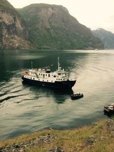 På noen av turene seiler båten inn til en liten brygge nord av Undredal hvor gjestene tråkker opp til Stigen Gard, kjent fra vignetten til Norge Rundt.
