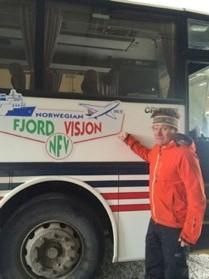 Egne busser skal ha Fjord Visjon logo og merkes med OPPDRAG SOGNEFJORDEN. Konkurrentene http://www.fjordtours.com/no som selger standard pakketurer fra Bergen til fjordene.