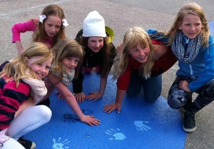 trafikksikkerhet. Alle barn og unge i Sortland ble deretter invitert til å sette sitt håndavtrykk på den blå veggen.