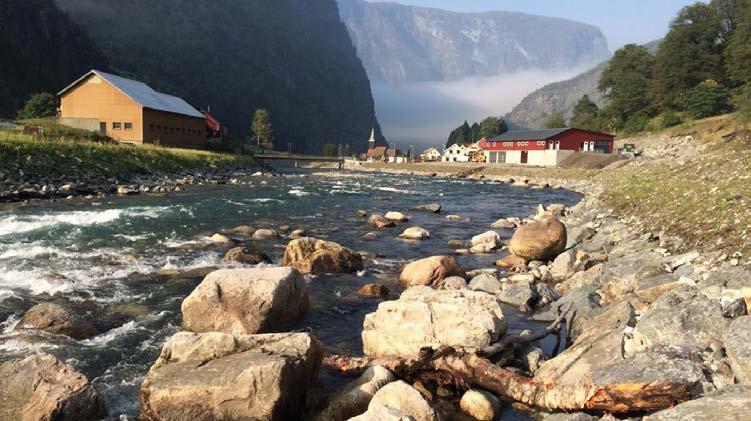 Flåmselvi ovenfor Flåm kirke bosetting krever erosjonssikring med stabil plastring langs yttersvingen.