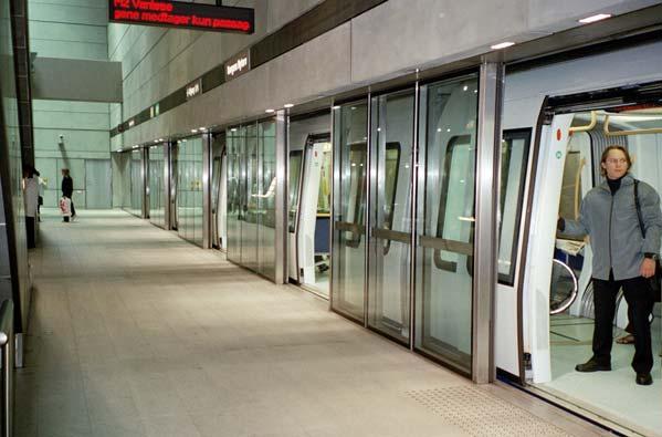 72 (Foto: Metros Billedarkiv) Sikkerheten er tillagt stor vekt. En glassvegg i fremkant av plattformen er ustyrt med dører som kun er åpne når toget står i ro ved plattformen.