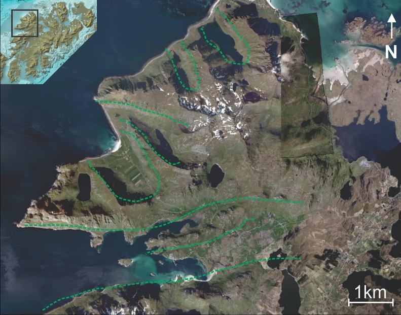 Figur 2.24 Flybilde over den nordvestlige kystlinjen på Vestvågøya. Lineære forsenkninger i landskapet opptrer isolerte og / eller i forbindelse med fjorder med Ø-V til NV-SØ orientering.