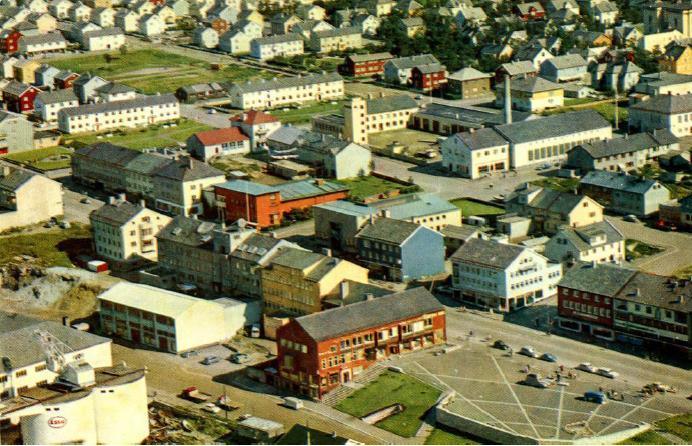 Flyfoto av omtrent hele planområdet. Bildet er tatt mellom 1960 og 1965.