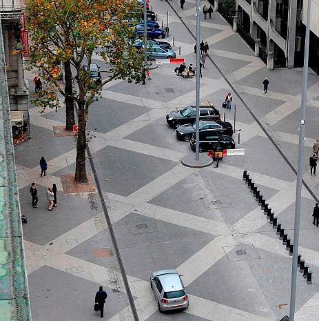 Storgata, og biler kan kjøre inn og parkere på angitte plasser. Bildet viser en gatesituasjon med shared space, kombinert med parkeringsplasser. Foto fra prinsippskisser for Storgata.