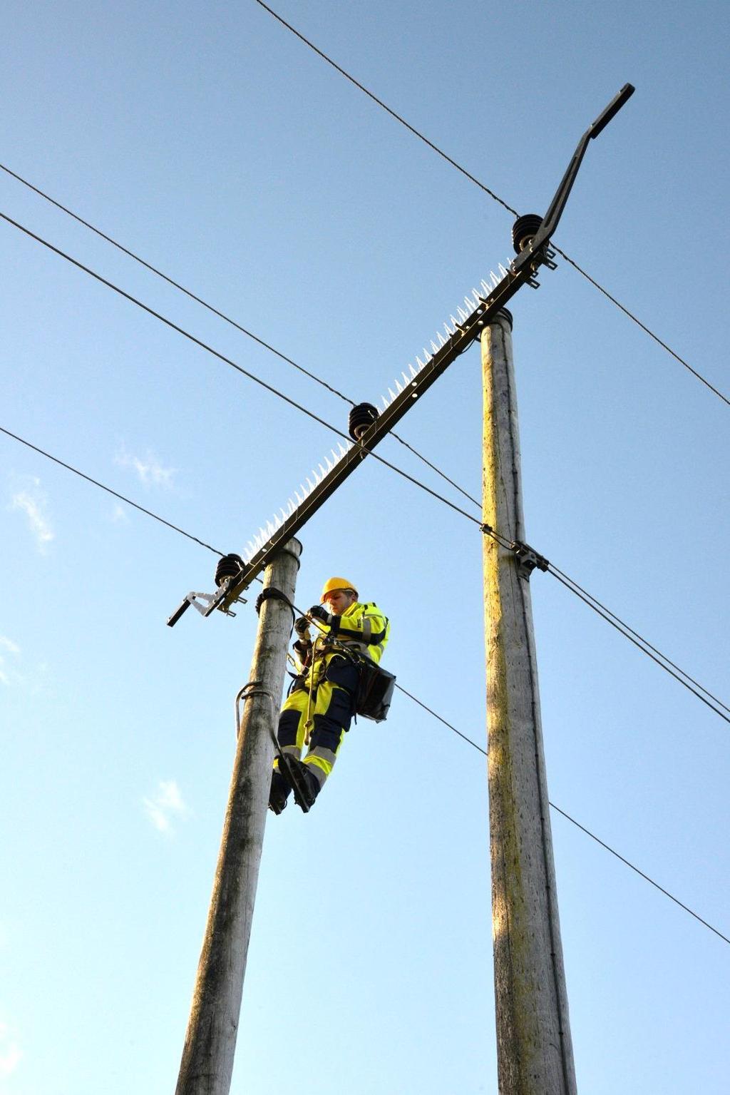 Starta med montering på farlege master 2012 Totalt 3 526 kv kraftmaster innafor