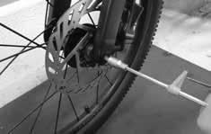 Utførlg nformasjon: Monter forhjulet og pass på at du skyver bremseskven mellom bremsebeleggene. Lukk hurtgkoblngen slk at hjulet er skkert festet.
