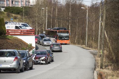 Trafikketaten i Bergen kommune arbeider med en overordnet plan som vil ta opp i seg skilttiltak. Å etablere møteplasser i trange gater er også et viktig tiltak.