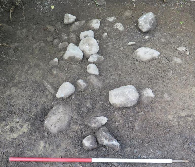 Enkelte steiner bar preg av å være forflyttet eller snudd. Det ble heller ikke påtruffet antropogene lag under gruslaget, kun steril undergrunnsleire.