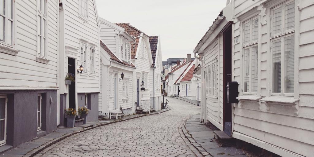 Ut av boligkrisen Boligprisene har steget kraftig, samtidig som flere og flere boliger kjøpes av andre enn de som skal bo der. Bolig har blitt noe mange spekulerer i. Prisene fører til store boliglån.