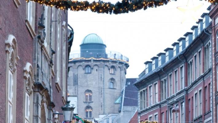 Strøget (2 km) Strøget er den lengste og mest kjente gågaten i København og starter ved Rådhusplassen og går ned til Kongens Nytorv.