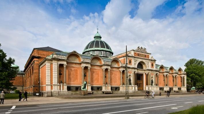 Christiansborg (1.8 km) Christiansborg slott er delt i to og ligger på den lille øyen, Slotsholmen.