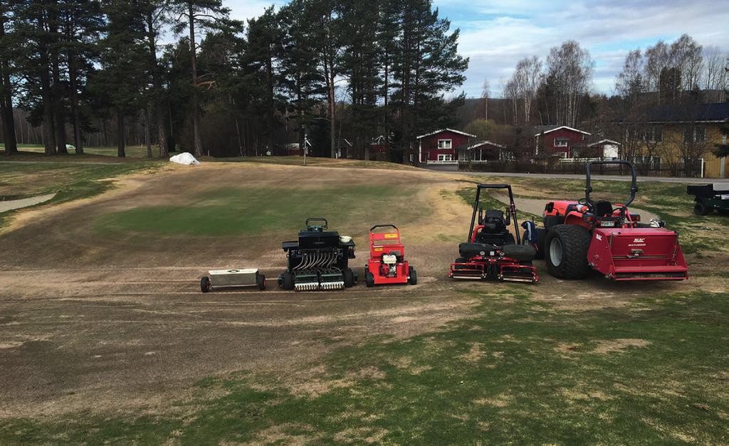 KUNNSKAP * VINTERSKADER BILDE 3: Testing av såmaskiner på Sundsvall GK 3.mai 2016. Foto: Carl Johan Lönneberg BILDE 4: Lette duker koster omtrent 10% av varige duker.