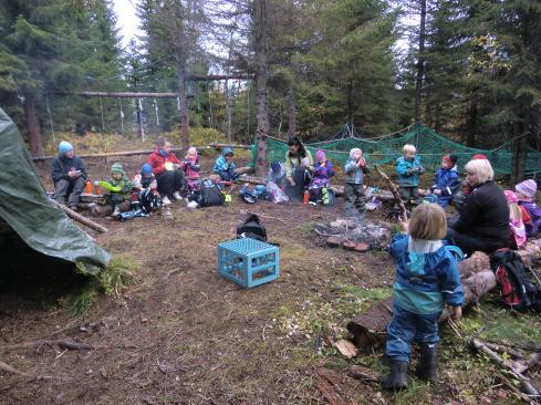 Uterommet/skogen Balansering, klatring, aking, trær å gjemme seg bak, kupert terreng