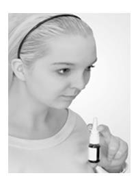 Figur 4 9. Tørk av tuppen på sprayen med en ren serviett eller klut etter bruk, og sett på beskyttelseshetten igjen. Det er viktig at du tar dosen slik legen har fortalt deg.