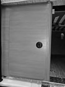 Dør til gasskasse Dør til gasskasse Åpne Trekk ringen j ut av fordypningen og åpne døren.