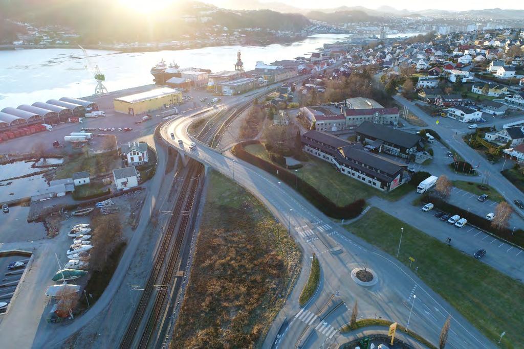 Side 3 av 18 Figur 1-2: Oversiktsfoto som viser dagens brukryssing over jernbanen, sett fra nord-vest Hensikten med dette notatet er å vurdere ulike mulige løsninger for kryssing over jernbanen for