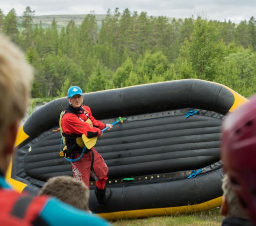 Når vi kommer frem til turens sluttpunkt, ved Elgfossen, kan vi