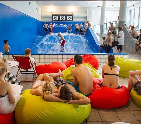 Radisson Blu Kombiner utendørsaktiviteter med komfort på Radisson Blue Resort Trysil. Det beste av to verdener! Her kan klassen bowle, bade i pool, eller surfe på surfebølgen.