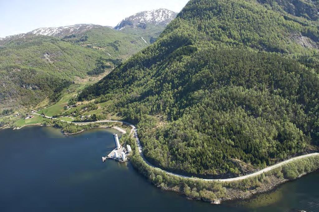 Smedneset/Styggelia (litt sør for Erdalen) Går inn i tunnel like etter siste hus i Erdal, og like bak badeplass. Det kan finnast alternative påhogg lenger nord.