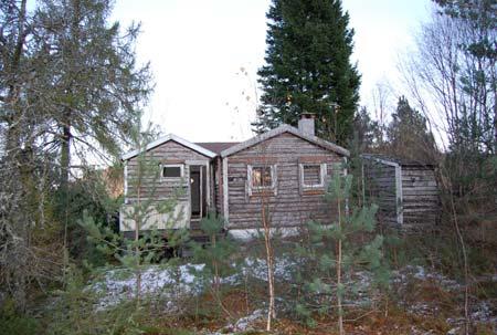 Ved Steinestøvegen/den opprinnelige Hordvikvegen står det rester etter portstolper som viser at hyttene hadde adkomst fra denne veien.