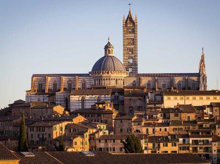 Vi får mange interessante historier om byen, og vi ser oss rundt i det historiske sentrum. Siena er et av verdens beste eksempler på en by som er bygd i gotisk stil.