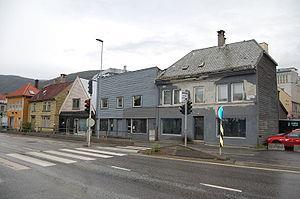 Norges eldste sammenhengende trehusrekke ligger øst for planområdet i Nøstegaten 39 45. Den eldste bygningen er datert til før 1621.