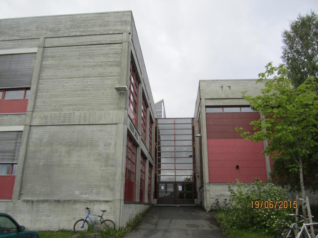 2 Inngang fasade øst BILDE 1 Inngangspartiet i fasade øst ligger mellom Husebyhallen til høyre i bildet og skolebygget til venstre. Fasaden består av 2 stk 2-fløyete dører i eloksert aluminium.