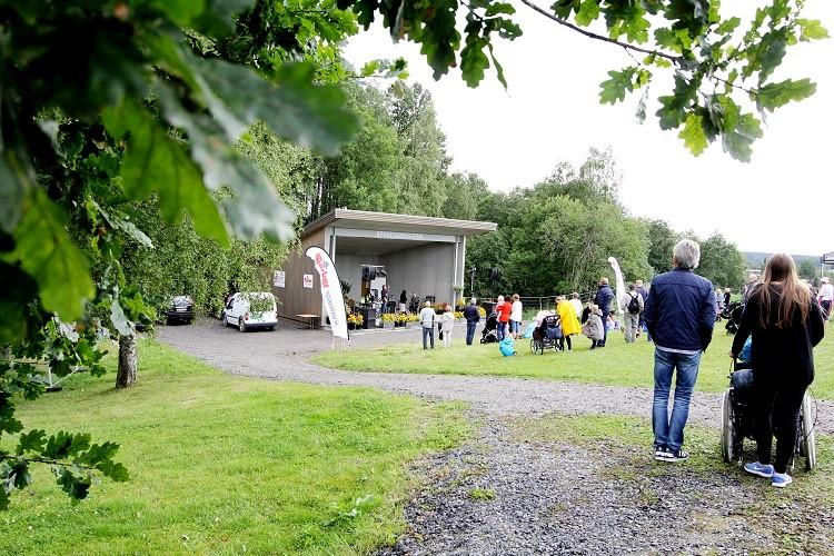 flott utekonsert. Velkommen til konsert på den nye scenen På Bygdetunet!