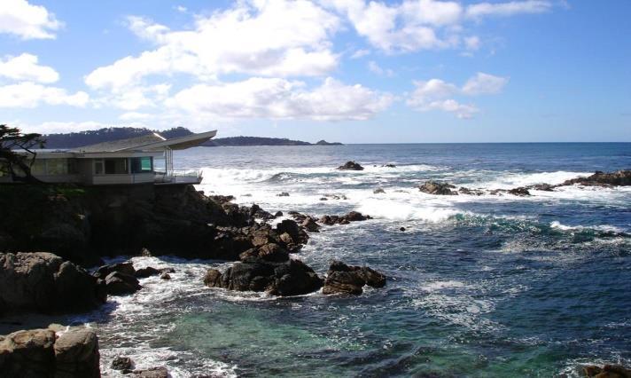 Monterey Bay er en vakker bukt mot Stillehavet og ligger sør for San Fransisco, kun 2 timers kjøring med buss. Byen Santa Cruz ligger i den nordlige enden av bukten og byen Monterey ved sørenden.