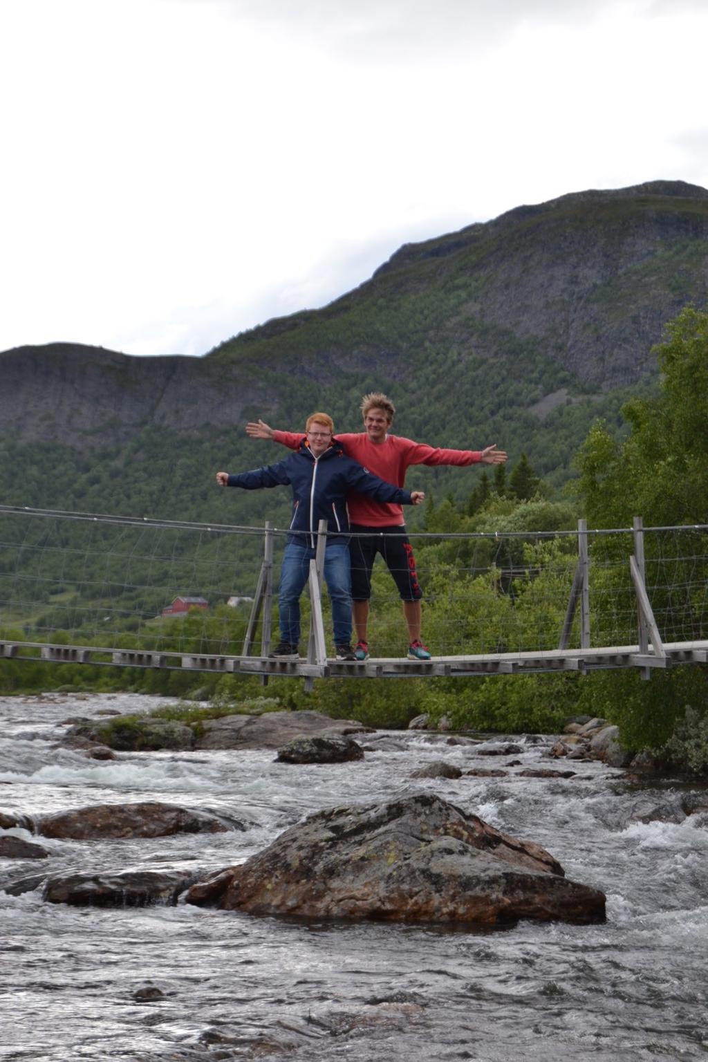 Inkludert i leirprisen er mat, overnatting, transport/ buss og fjelltur.