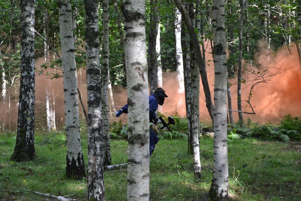 Sesong I mai-september I tenåringer og voksne Kontaktperson for utleie I Herman Tretteteig Banen er ikke åpen for ekstern utleie i leirsesongen Paintball I Strandskogen, ca 200 meter fra Strand,