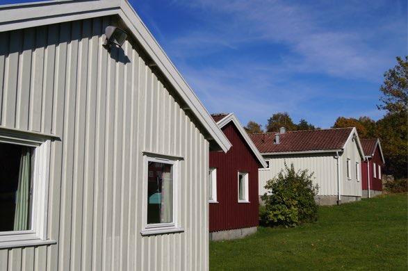 Peisestue med plass til rundt 50 personer. Flere konferanserom. Store grøntarelaer.