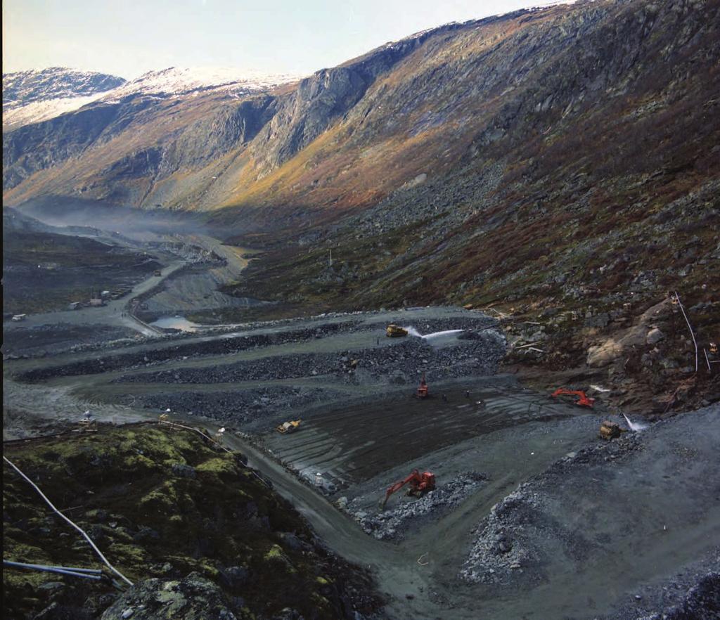 30 kilometer større og mindre tunneler. Det omfattet også bygging av dammene Vetlebotnvatn og Vargevatn, samt Nyhellerdammen, den største dammen i Aurlandsutbyggingen.