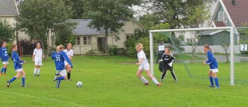 diskret Eksempel 3: ( binomisk forsøksserie, Sport Management ) La oss se på en fotballspiller som prøver å score mål i løpet av en fotballkamp.