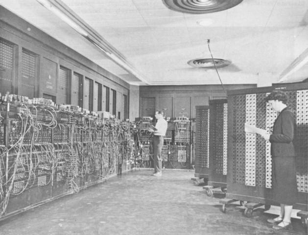 Historikk: 1945 Realitet og visjon ENIAC Den første store digitale computer. Ukørte 5000 operasjoner pr.