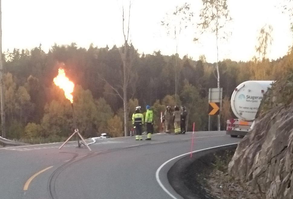 Stabiliseringsfasen Overføringen pågår over natten Mottakerbilen kobles fra Gass fakles av direkte i flere timer fra den ødelagte tanken Bil og henger