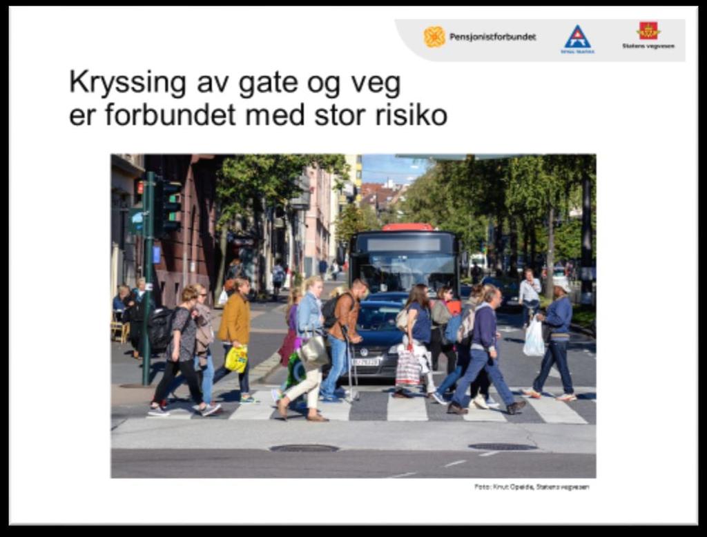 Lysbilde 9 Kryssing av gate og veg er forbundet med stor risiko Aktivitet: Foredra En stor del av ulykkene skjer ved kryssing av veg. Bruk gangfelt eller tilrettelagt kryssing der det finnes.