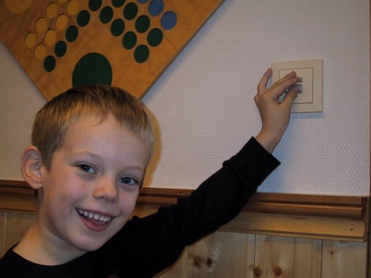 Sjekk brytere og termostater rød strek Brytere og termostater bør plasseres slik at barn ikke