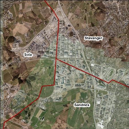 I Sandnes pendlar over 21 000 ut av kommunen, om lag 12 000 av dei til Stavanger. Samstundes pendlar over 18 000 inn i Sandnes, om lag 7 500 av desse frå Stavanger.