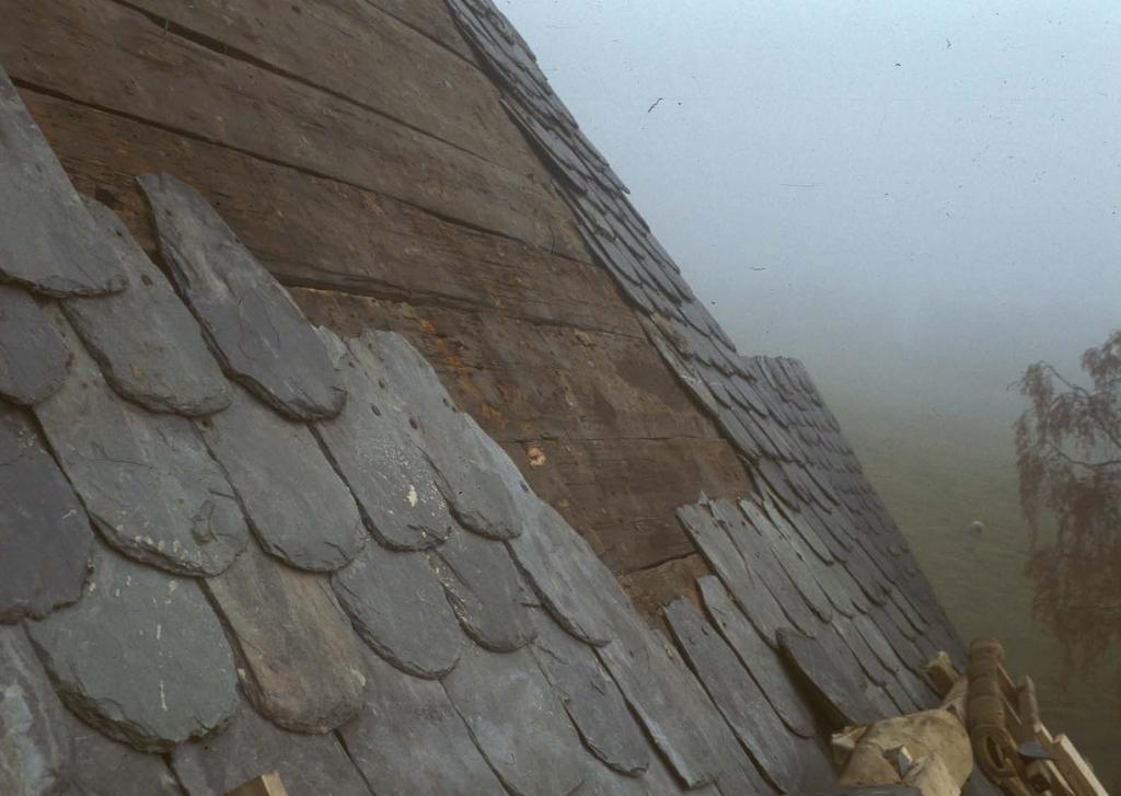 Skifertekking: Utbetring og montering av skifer. Foto: Hans Marumsrud, Riksantikvarens arkiv. VÅPENHUS OG PORTAL Våpenhuset hadde sige ned og dermed ut frå skipet.