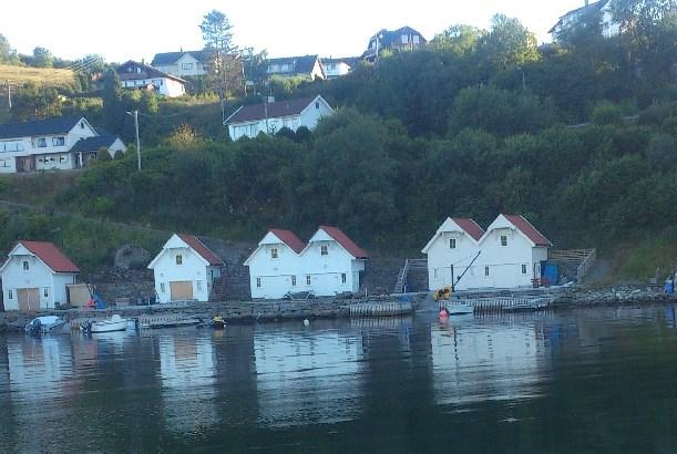 Bildet nedenfor viser noen nye naust på Eike, Førresfjorden.