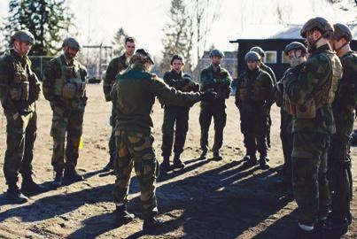 Kadetter ved Krigsskolen trener løfteteknikker. Innsatstyrke Bjørn West på oppdragsløsing under øvelse Bjørgvin.