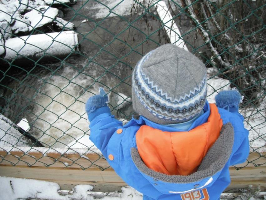 Gjentagelser er viktig for 1 og 2 åringen De aller yngste barna i barnehagen krever ekstra stell og omsorg. Aktivitetene må tilpasses behovene og kapasiteten deres.